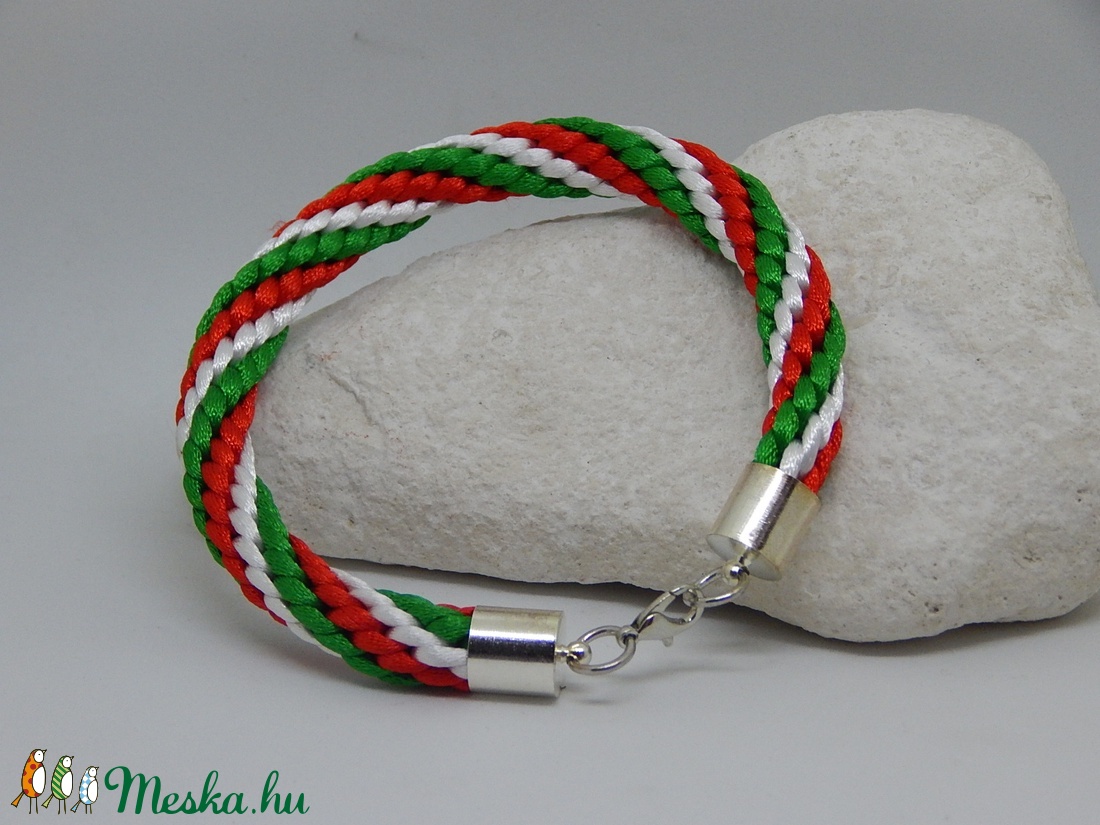 Piros- fehér- zöld fonott karkötő -  - Meska.hu