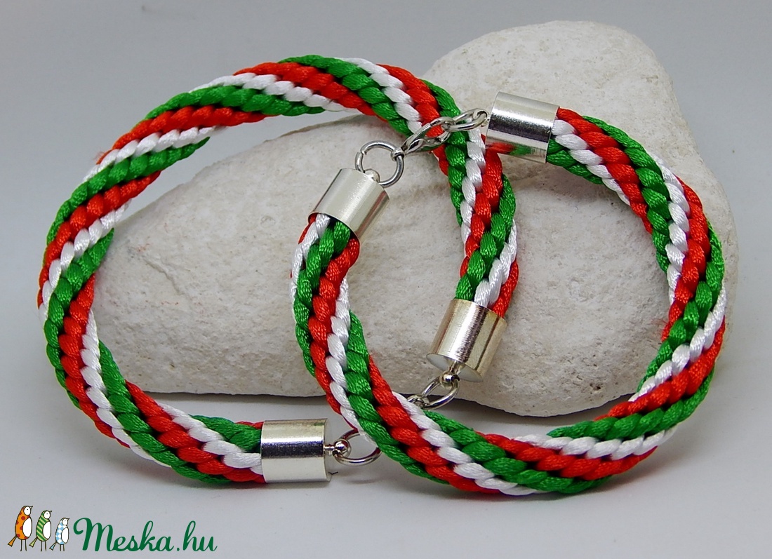 Piros- fehér- zöld fonott karkötő -  - Meska.hu