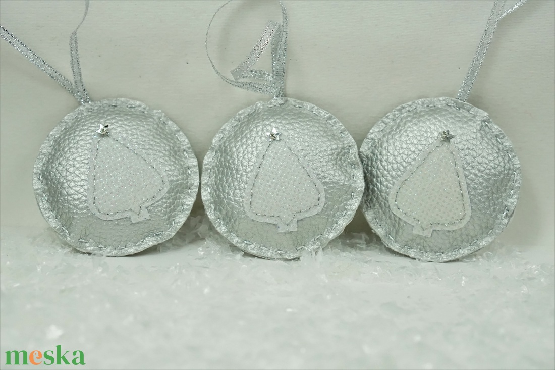 Karácsonyfadíszek  textilbőrből - karácsony - karácsonyi lakásdekoráció - karácsonyfadíszek - Meska.hu