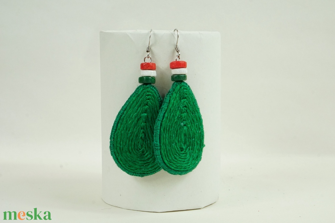 Ünnepi fülbevalópár kenderből - ékszer - fülbevaló - lógó csepp fülbevaló - Meska.hu