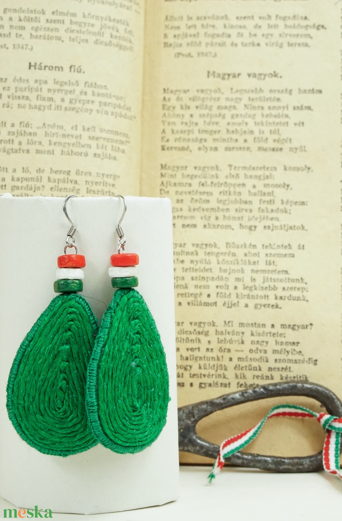 Ünnepi fülbevalópár kenderből - ékszer - fülbevaló - lógó csepp fülbevaló - Meska.hu