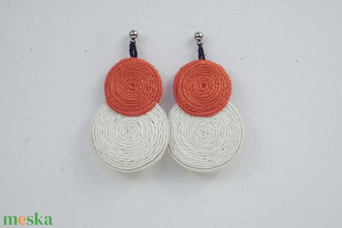 Narancs- és fehér fülbevaló kenderből - ékszer - fülbevaló - lógó fülbevaló - Meska.hu