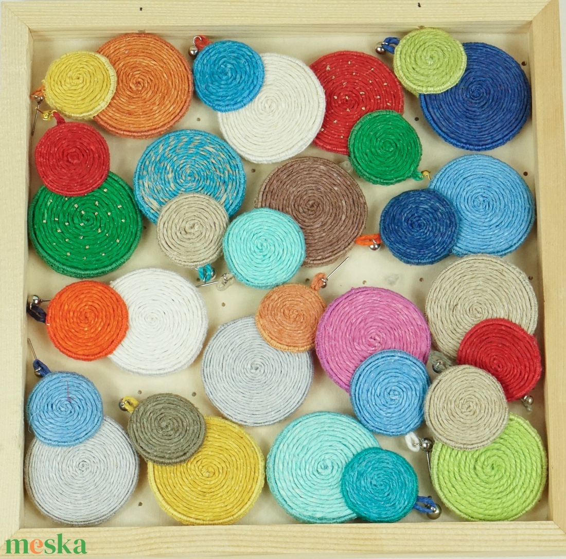 Türkiz- barna fülbevaló kenderből - ékszer - fülbevaló - lógó fülbevaló - Meska.hu