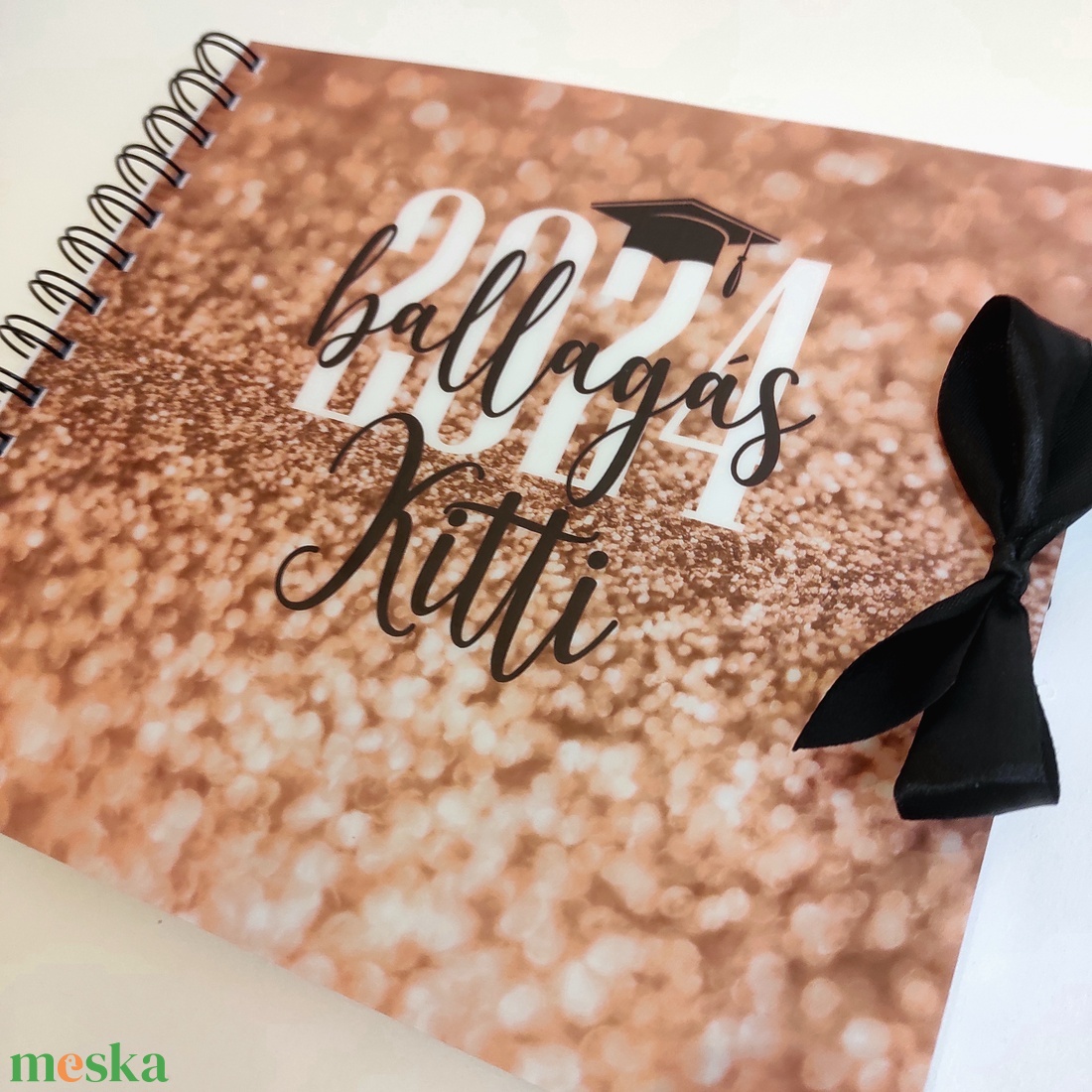 Névre szóló Pénzátadó AJÁNDÉK Emlékkönyv Diplomaosztóra - ajándék album - rose gold glitter - 21x19cm diplomaosztó - otthon & életmód - papír, írószer - ajándékozás kellékei - pénzátadó boríték - Meska.hu Névre szóló Pénzátadó AJÁNDÉK Emlékkönyv Diplomaosztóra - ajándék album - rose gold glitter - 21x19cm diplomaosztó - otthon & életmód - papír, írószer - ajándékozás kellékei - pénzátadó boríték - Meska.hu
