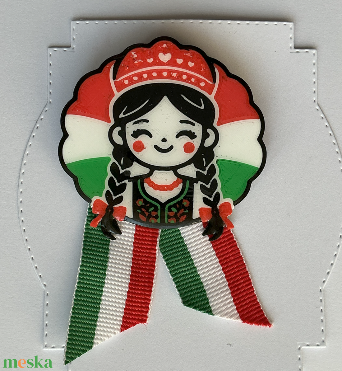 Kokárda - Magyar lányka népviseletben - Kitűző nemzeti színű szalaggal - ékszer - kitűző és bross - Meska.hu