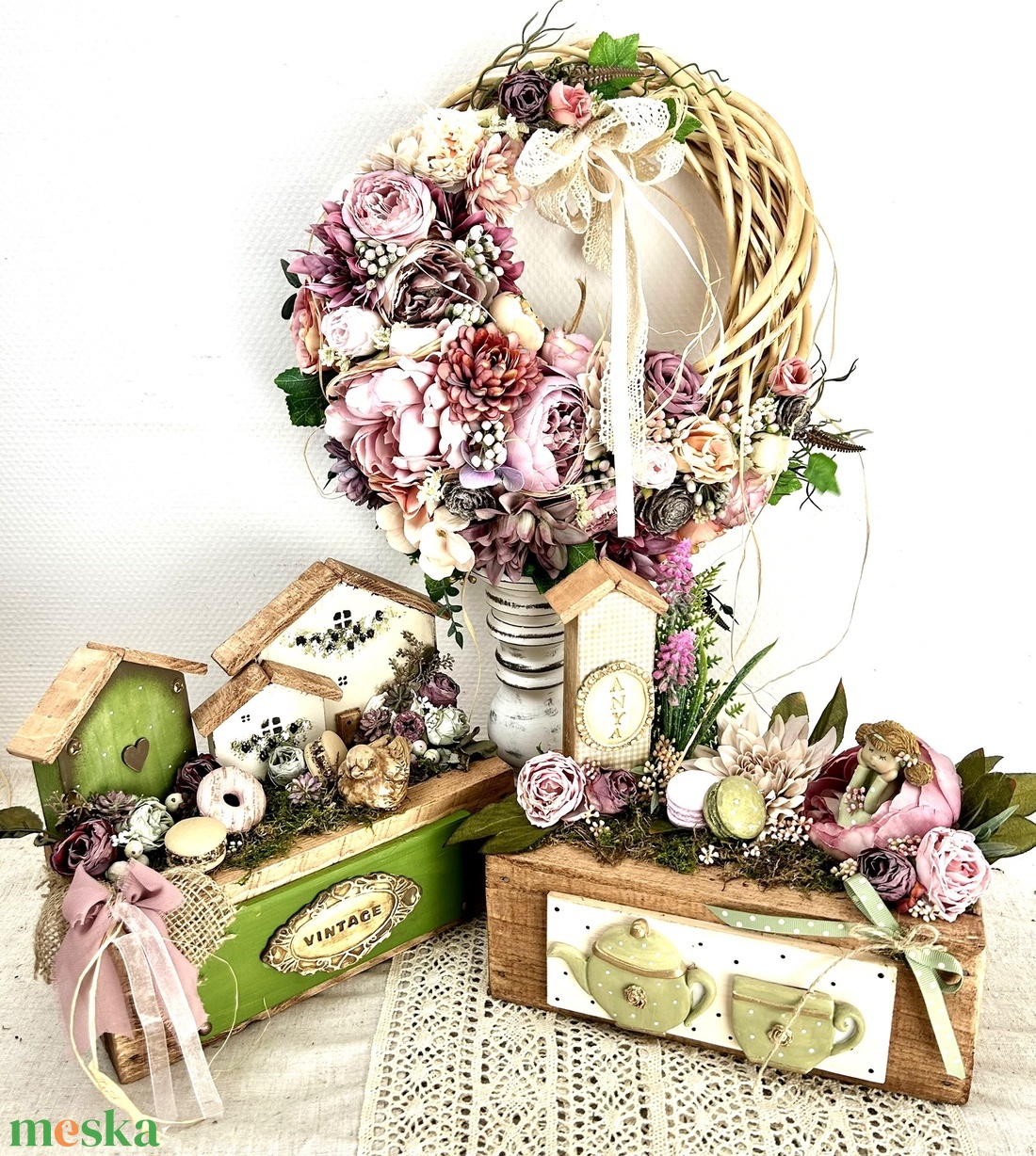Kézműves vintage dekoráció fa házikókkal 32 x 15 x 35 cm Romantikus virágos életkép - otthon & életmód - dekoráció - asztal és polc dekoráció - asztaldísz - Meska.hu Kézműves vintage dekoráció fa házikókkal 32 x 15 x 35 cm Romantikus virágos életkép - otthon & életmód - dekoráció - asztal és polc dekoráció - asztaldísz - Meska.hu