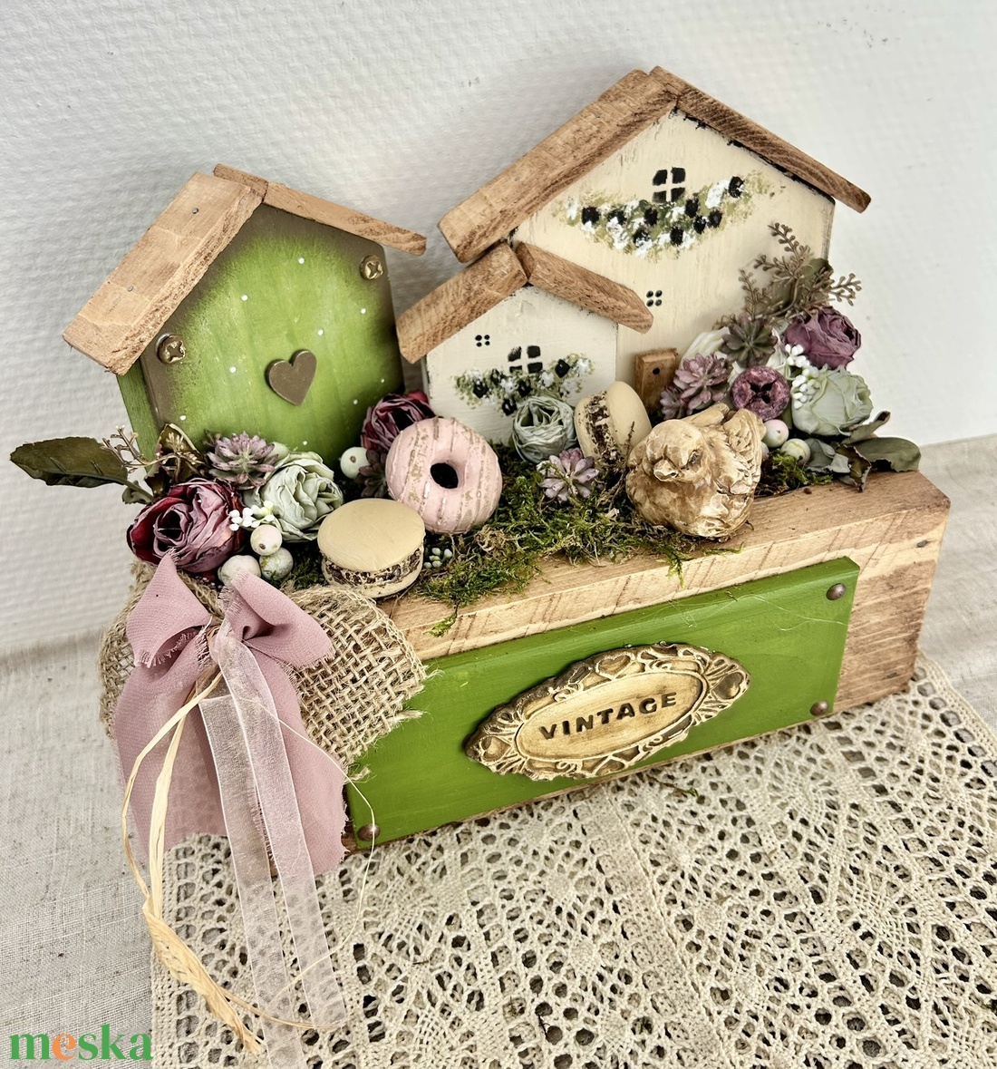 Kézműves vintage dekoráció fa házikókkal 32 x 15 x 35 cm Romantikus virágos életkép - otthon & életmód - dekoráció - asztal és polc dekoráció - asztaldísz - Meska.hu Kézműves vintage dekoráció fa házikókkal 32 x 15 x 35 cm Romantikus virágos életkép - otthon & életmód - dekoráció - asztal és polc dekoráció - asztaldísz - Meska.hu