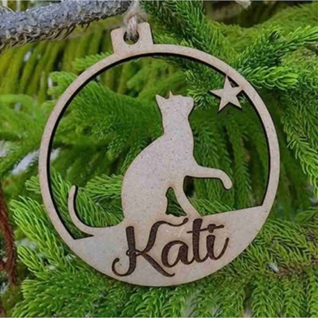 Személyre szabható fa macska karácsonyi dísz , egyedi háziállat névvel gravírozott ünnepi dekoráció - karácsony - karácsonyi lakásdekoráció - karácsonyfadíszek - Meska.hu