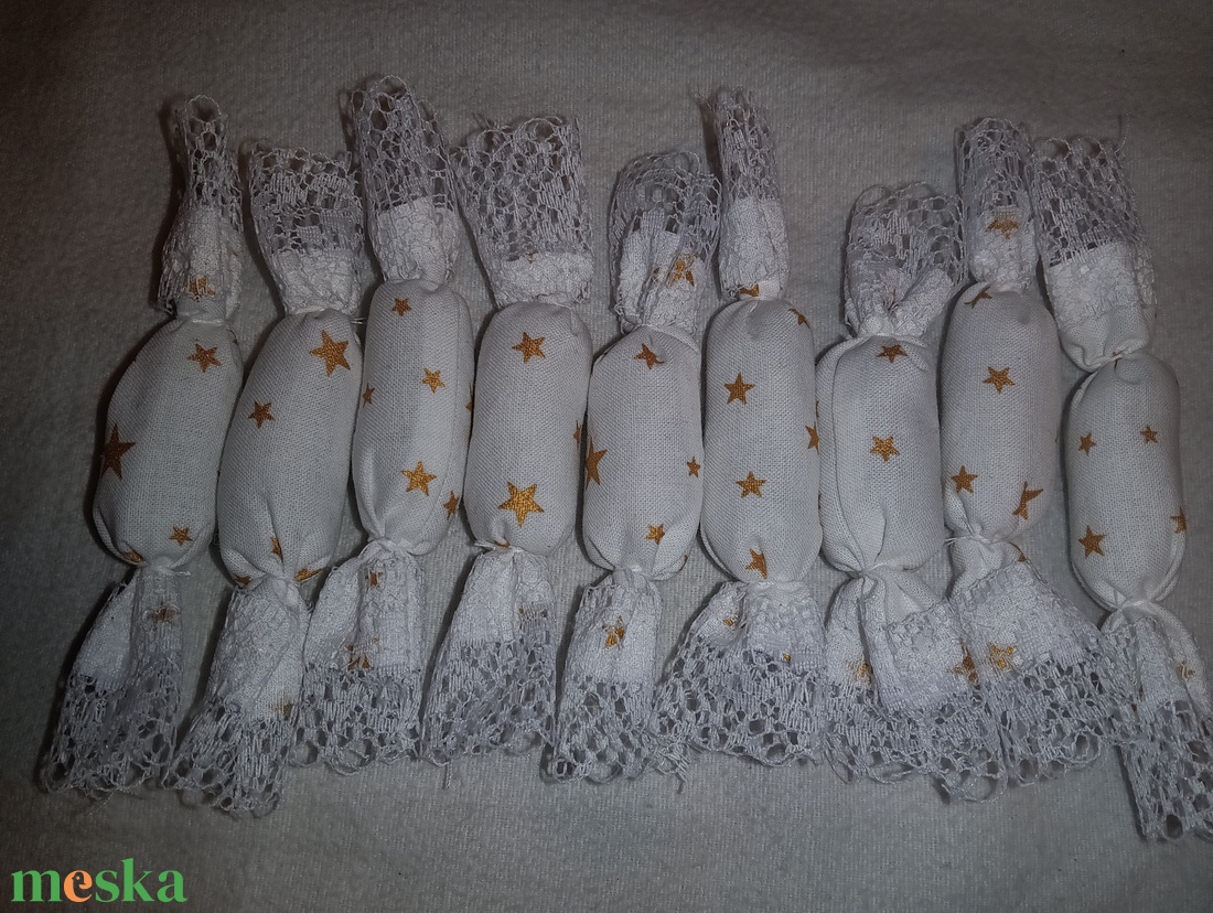 Textil szaloncukor, feh�r, arany csillagokkal. - karácsony - karácsonyi lakásdekoráció - karácsonyfadíszek - Meska.hu