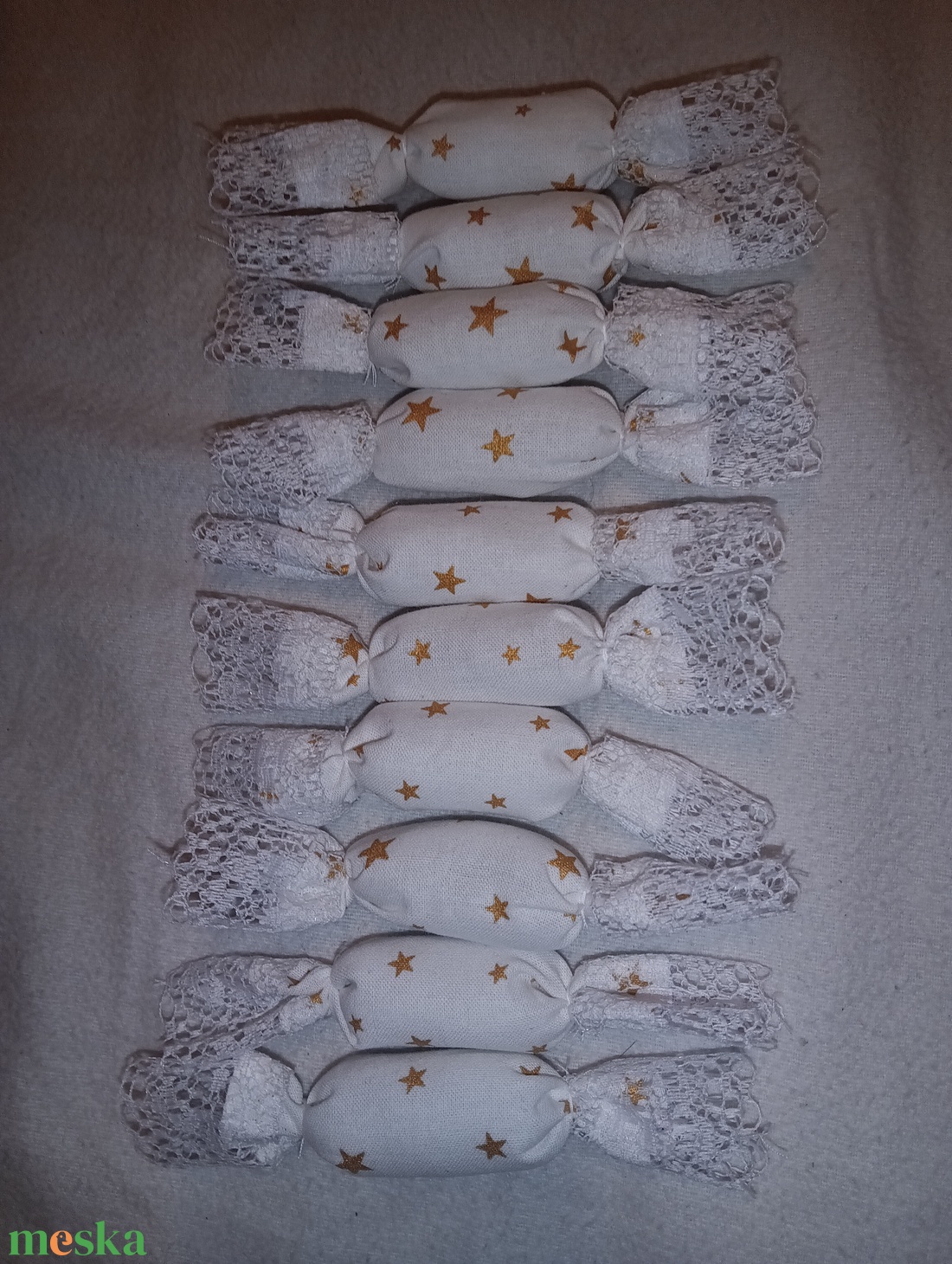 Textil szaloncukor, feh�r, arany csillagokkal  - karácsony - karácsonyi lakásdekoráció - karácsonyi lakásdíszek - Meska.hu