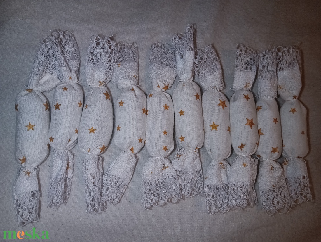 Textil szaloncukor, feh�r, arany csillagokkal. - karácsony - karácsonyi lakásdekoráció - karácsonyfadíszek - Meska.hu