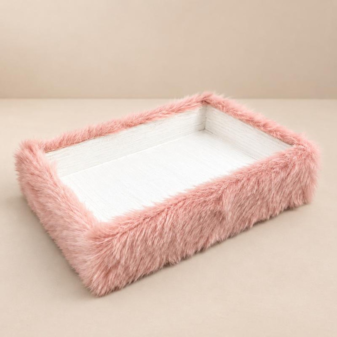 Reliofi műszőrme szalagos box � fehér, rózsaszín szőrmével, 30 � 20 � 6 cm -  - Meska.hu