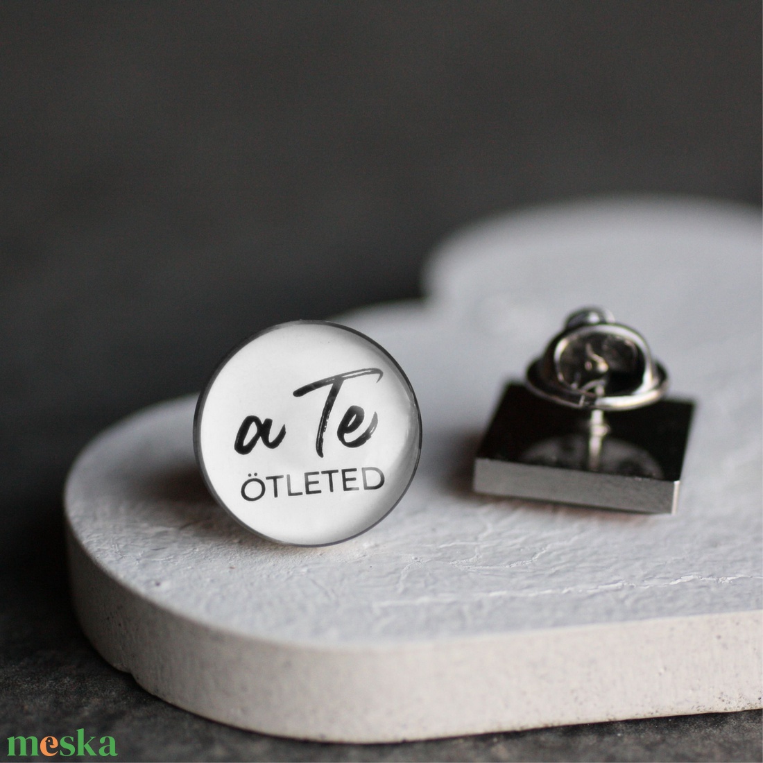 EGYEDI orvosi acél KITŰZŐ, HAJTÓKADÍSZ, személyre szabott ajándék - ékszer - kitűző és bross - Meska.hu