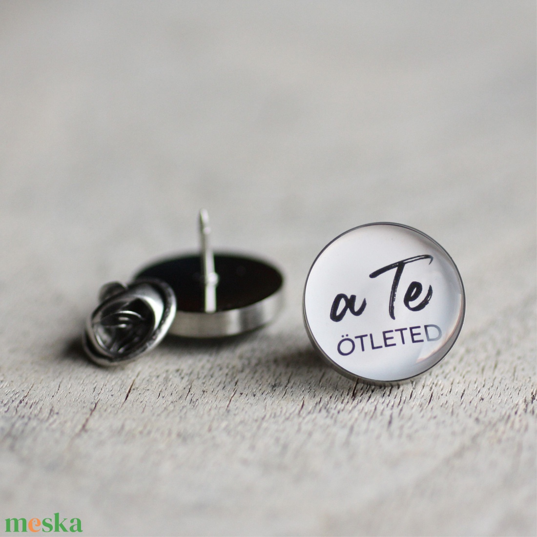 EGYEDI orvosi acél KITŰZŐ, HAJTÓKADÍSZ, személyre szabott ajándék - ékszer - kitűző és bross - Meska.hu