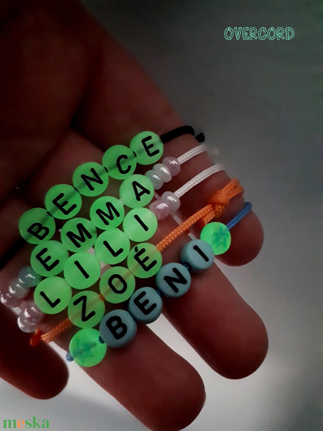 Foszforeszkáló MANÓkarkötő  (neves gyerek karkötők) (1 db) - ékszer - karkötő - gyöngyös karkötő - Meska.hu