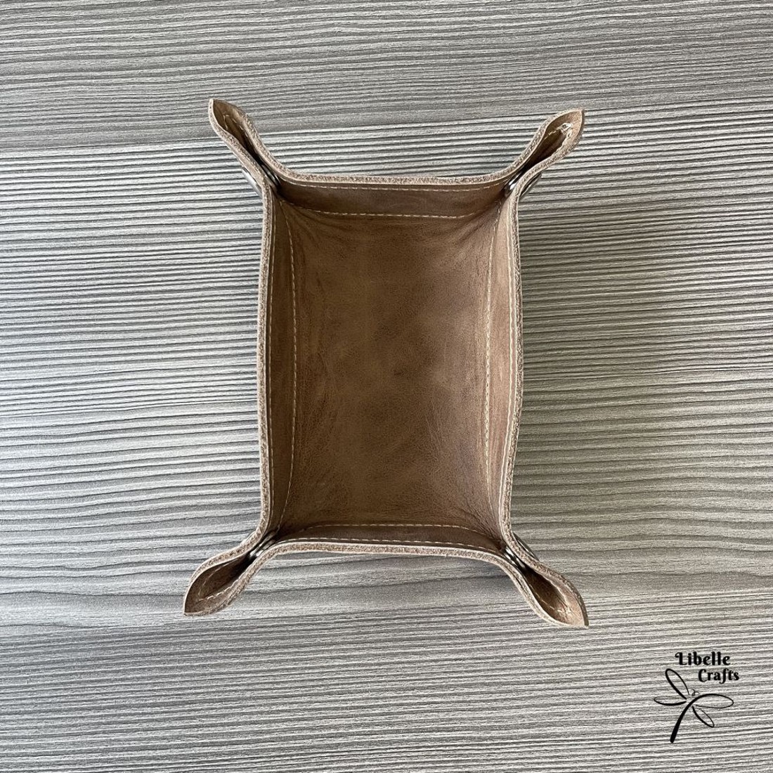 Színes bőr tálca - világosbarna (koptatott) - otthon & életmód - dekoráció - asztal és polc dekoráció - dekorációs tál, tartó - Meska.hu