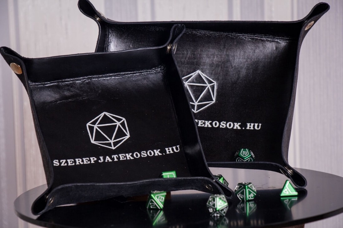 Szerepjatekosok.hu feliratú kockadobó tálca - játék & sport - táblajáték és kártyajáték - társasjátékok - dobókocka - Meska.hu