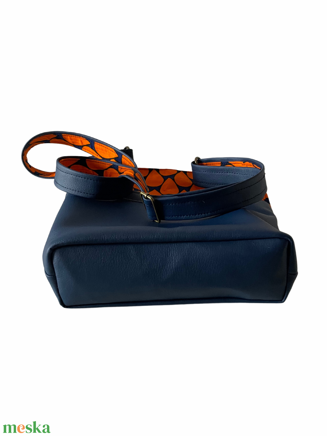 Elegáns, kecses kisebb méretű válltáska  - táska & tok - kézitáska & válltáska - kézitáska - Meska.hu