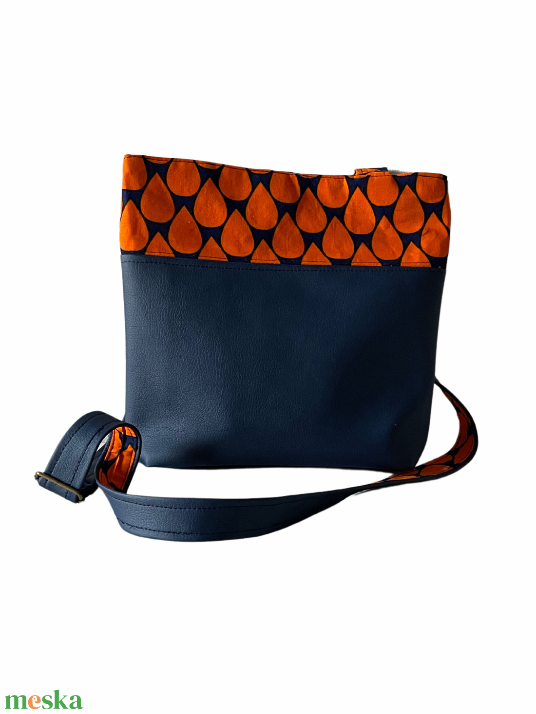 Elegáns, kecses kisebb méretű válltáska  - táska & tok - kézitáska & válltáska - kézitáska - Meska.hu