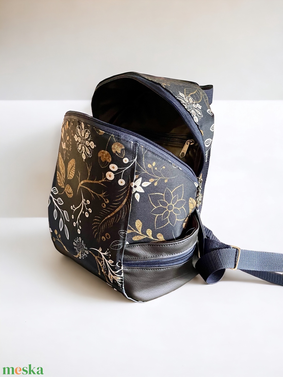 Cuki hátizsák gyönyörű virágmotívummal  - táska & tok - hátizsák - kishátizsák - Meska.hu