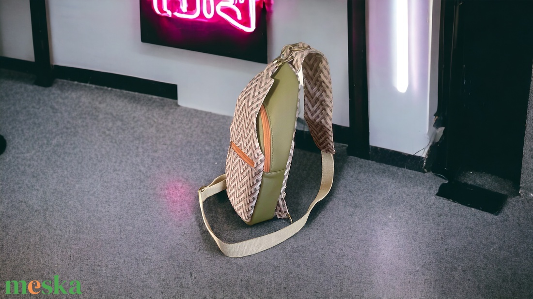 Csepp alakú slingbag - táska & tok - övtáska - Meska.hu