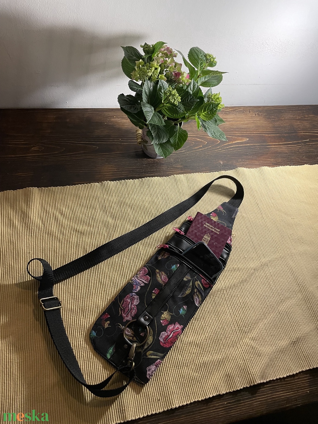 Utazásra, repülőtérre, akár kabát alá felvehető slingbag - táska & tok - kézitáska & válltáska - tarisznya - Meska.hu