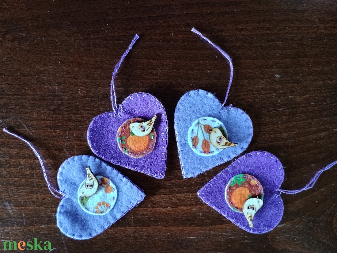 Lila filc szívek madárral - otthon & életmód - dekoráció - fali és függő dekoráció - függődísz - Meska.hu