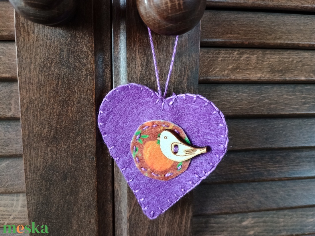 Lila filc szívek madárral - otthon & életmód - dekoráció - fali és függő dekoráció - függődísz - Meska.hu