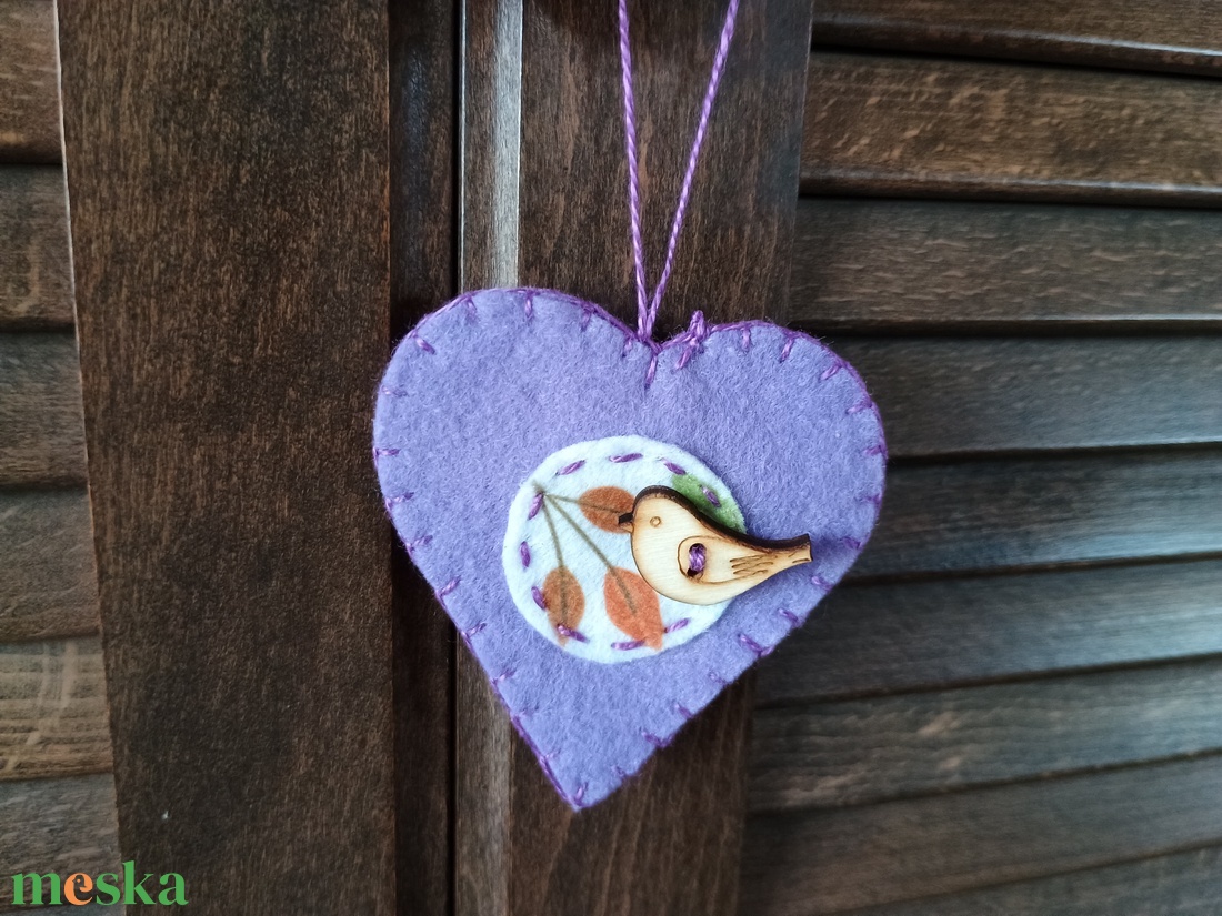 Lila filc szívek madárral - otthon & életmód - dekoráció - fali és függő dekoráció - függődísz - Meska.hu