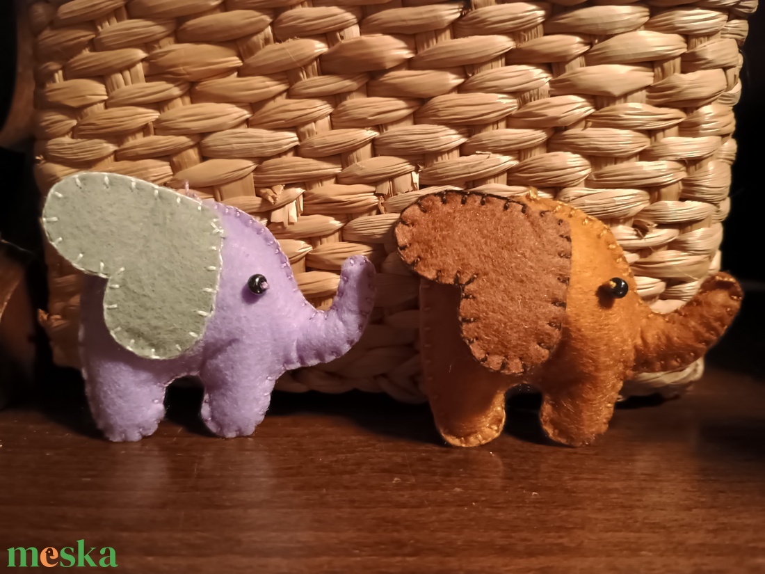 Apró elefánt pár szívecskékkel - otthon & életmód - dekoráció - fali és függő dekoráció - függődísz - Meska.hu