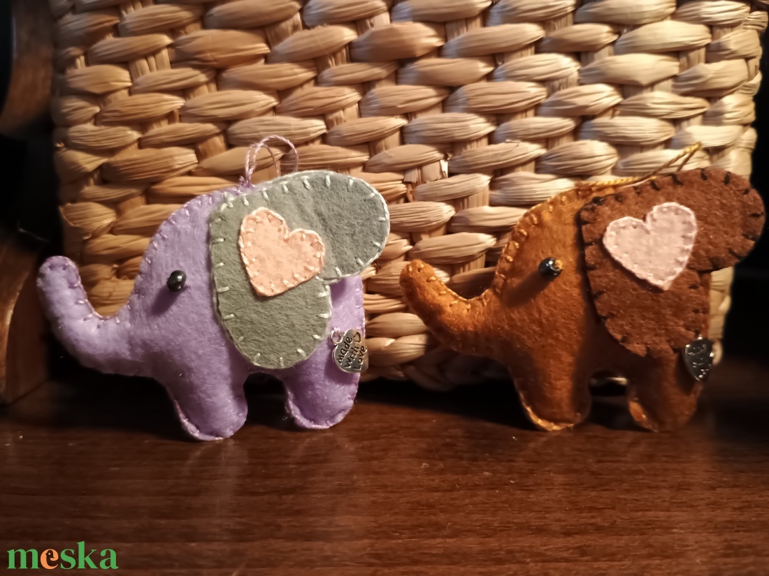 Apró elefánt pár szívecskékkel - otthon & életmód - dekoráció - fali és függő dekoráció - függődísz - Meska.hu