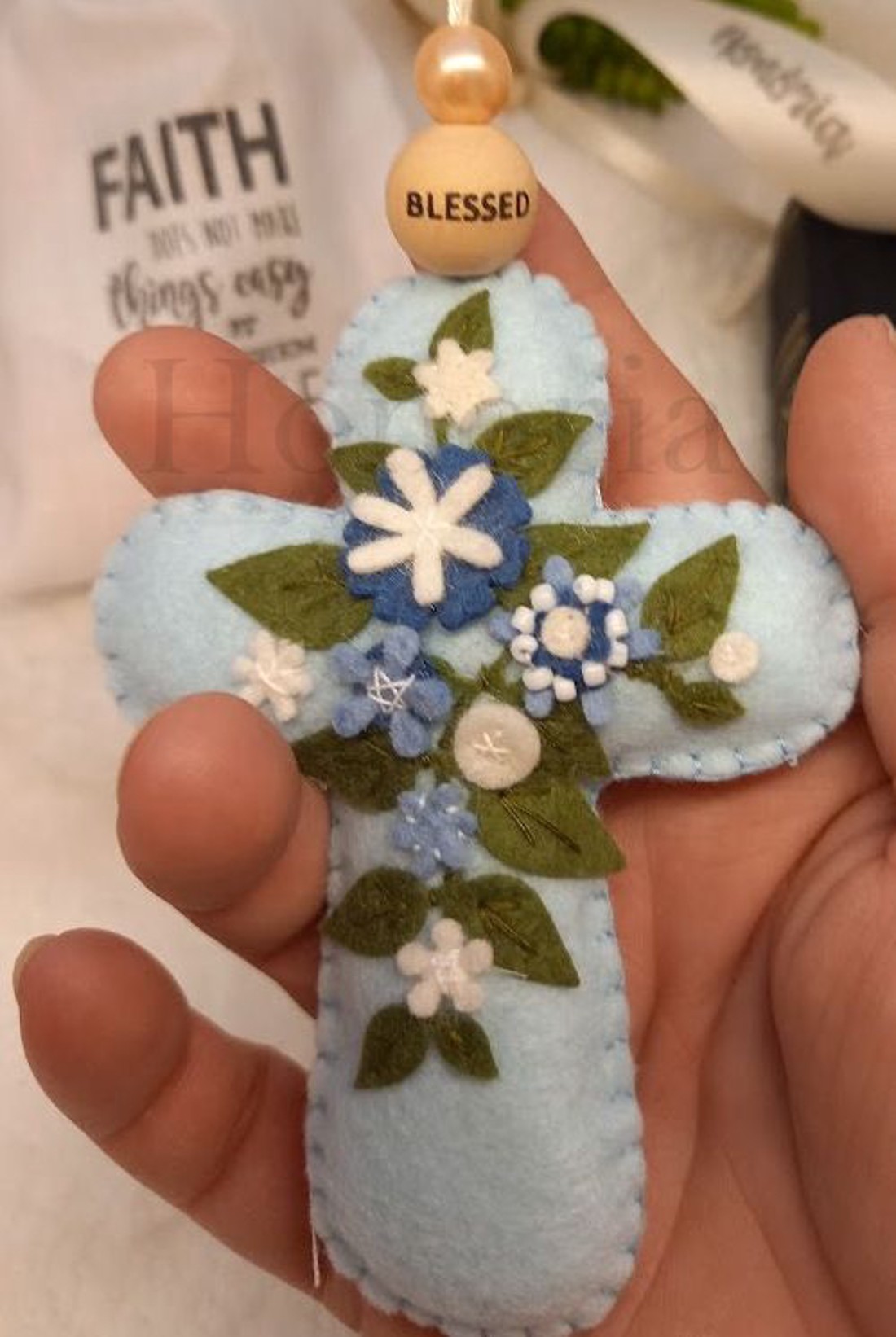 Kereszt, filc virágokkal-Bibliai igés zsákban-BLESSED-kék - otthon & életmód - vallás - kereszt - Meska.hu