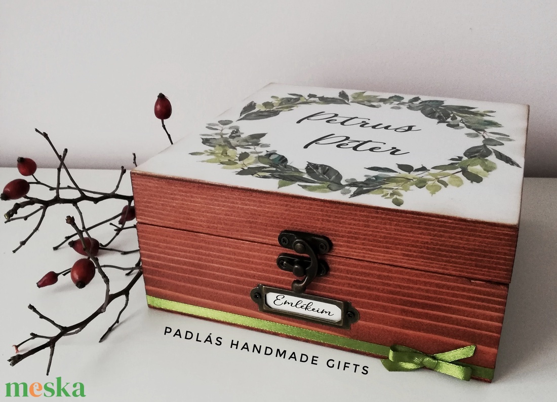 Levélkoszorús baba emlékdoboz (fiúknak) - otthon & életmód - dekoráció - asztal és polc dekoráció - díszdoboz - Meska.hu Levélkoszorús baba emlékdoboz (fiúknak) - otthon & életmód - dekoráció - asztal és polc dekoráció - díszdoboz - Meska.hu
