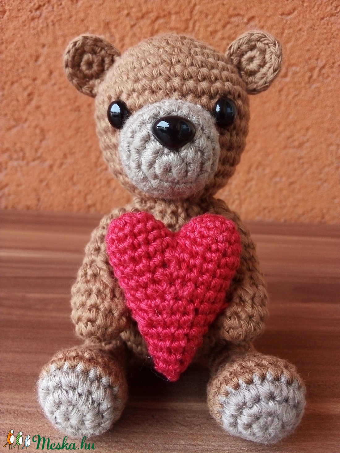 Horgolt maci szívvel Valentin napra -  - Meska.hu