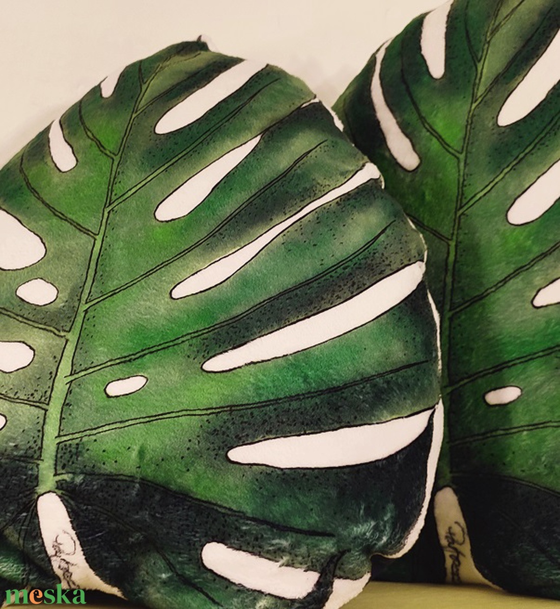 Monstera formapárna, sötétzöld hátoldallal - otthon & életmód - lakástextil - párna & párnahuzat - Meska.hu Monstera formapárna, sötétzöld hátoldallal - otthon & életmód - lakástextil - párna & párnahuzat - Meska.hu