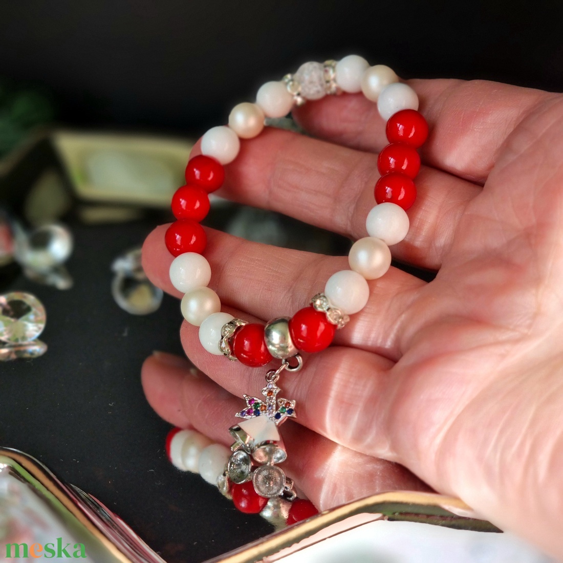 Tejszín jáde, festett piros jáde, kagylógyöngy karkötő  - ékszer - karkötő - ásványkarkötő - Meska.hu