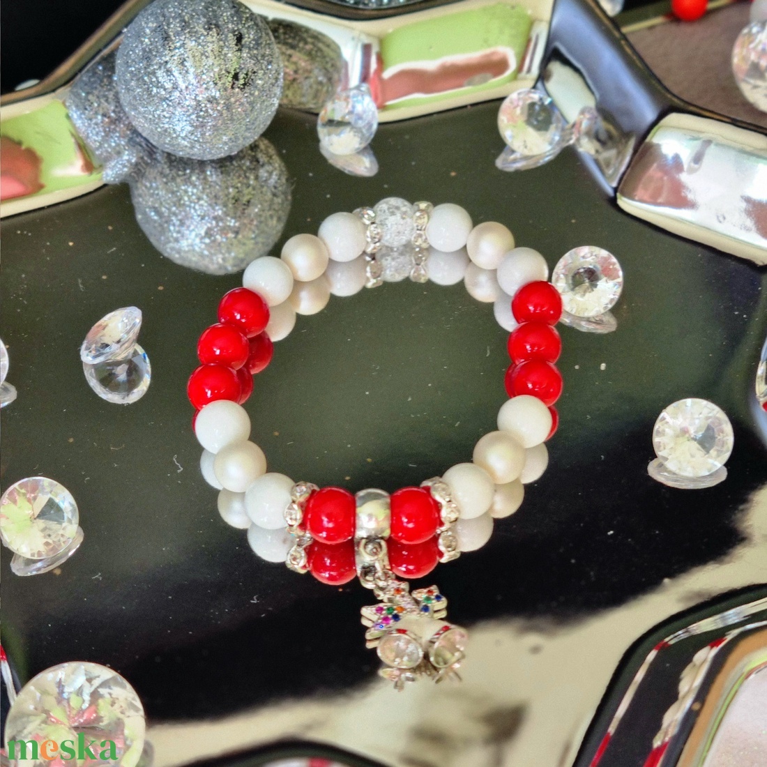 Tejszín jáde, festett piros jáde, kagylógyöngy karkötő  - ékszer - karkötő - ásványkarkötő - Meska.hu