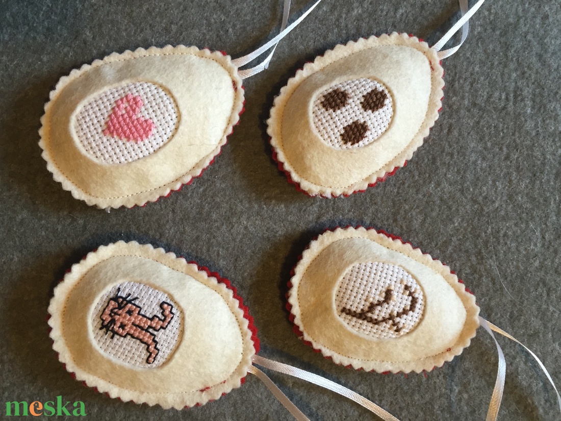 Filc húsvéti tojások keresztszemes hímzéssel - ünnepi díszek, dekorációk - húsvéti díszek és dekorációk - húsvéti tojás, hímestojás - Meska.hu