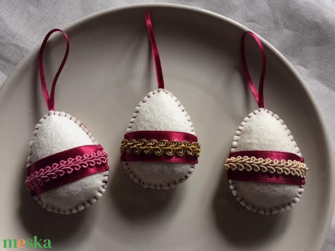 Sujtással díszített filc húsvéti tojások - otthon & lakás - dekoráció - fali és függő dekoráció - függődísz - Meska.hu