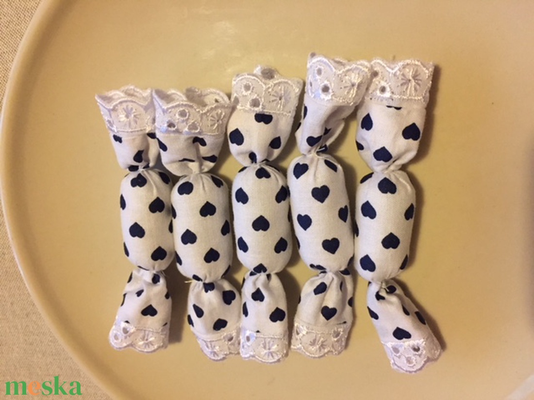 Textil szaloncukor, fehér - kék szivecskés - karácsony - karácsonyi lakásdekoráció - karácsonyfadíszek - Meska.hu