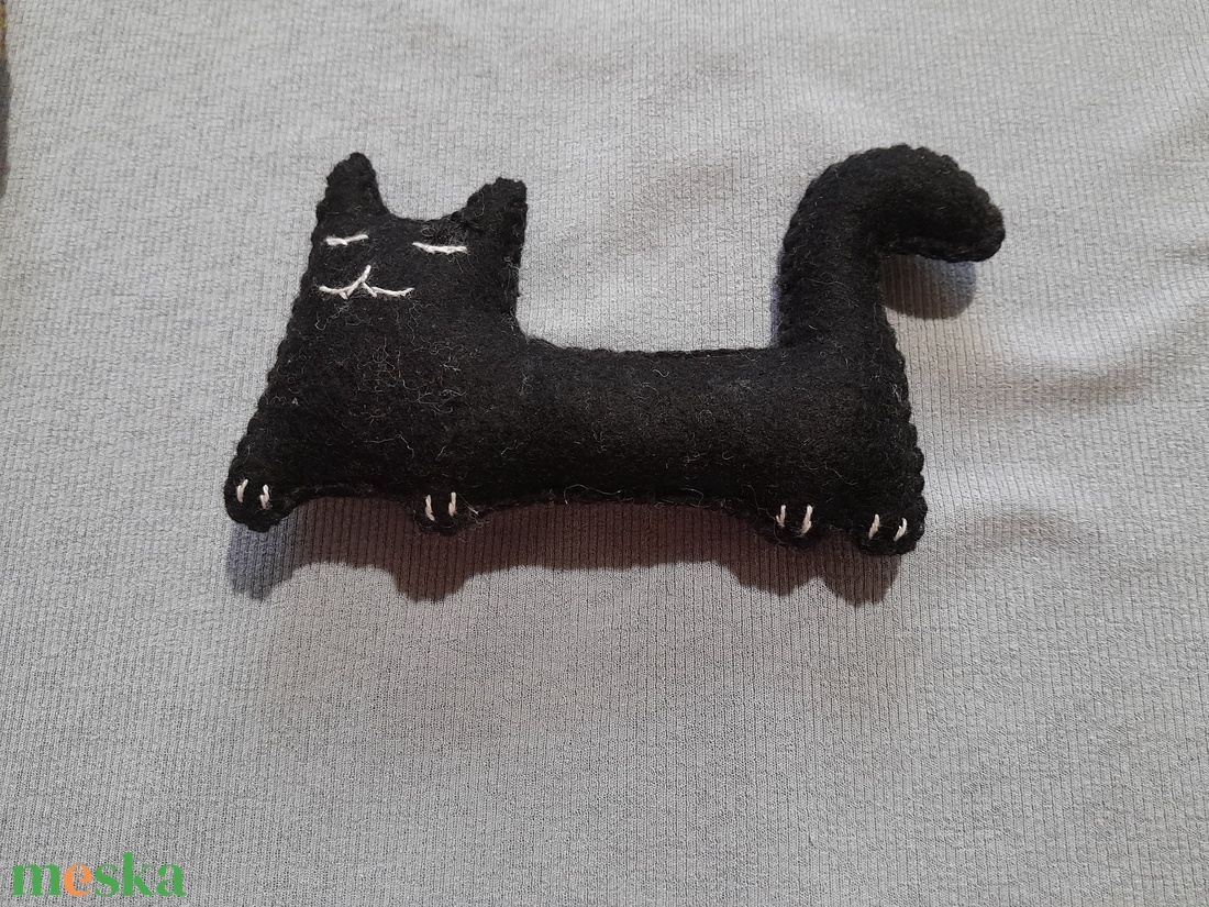 Fekete macska, gyapjúfilcből - otthon & lakás - dekoráció - halloween - halloweeni dekoráció - Meska.hu