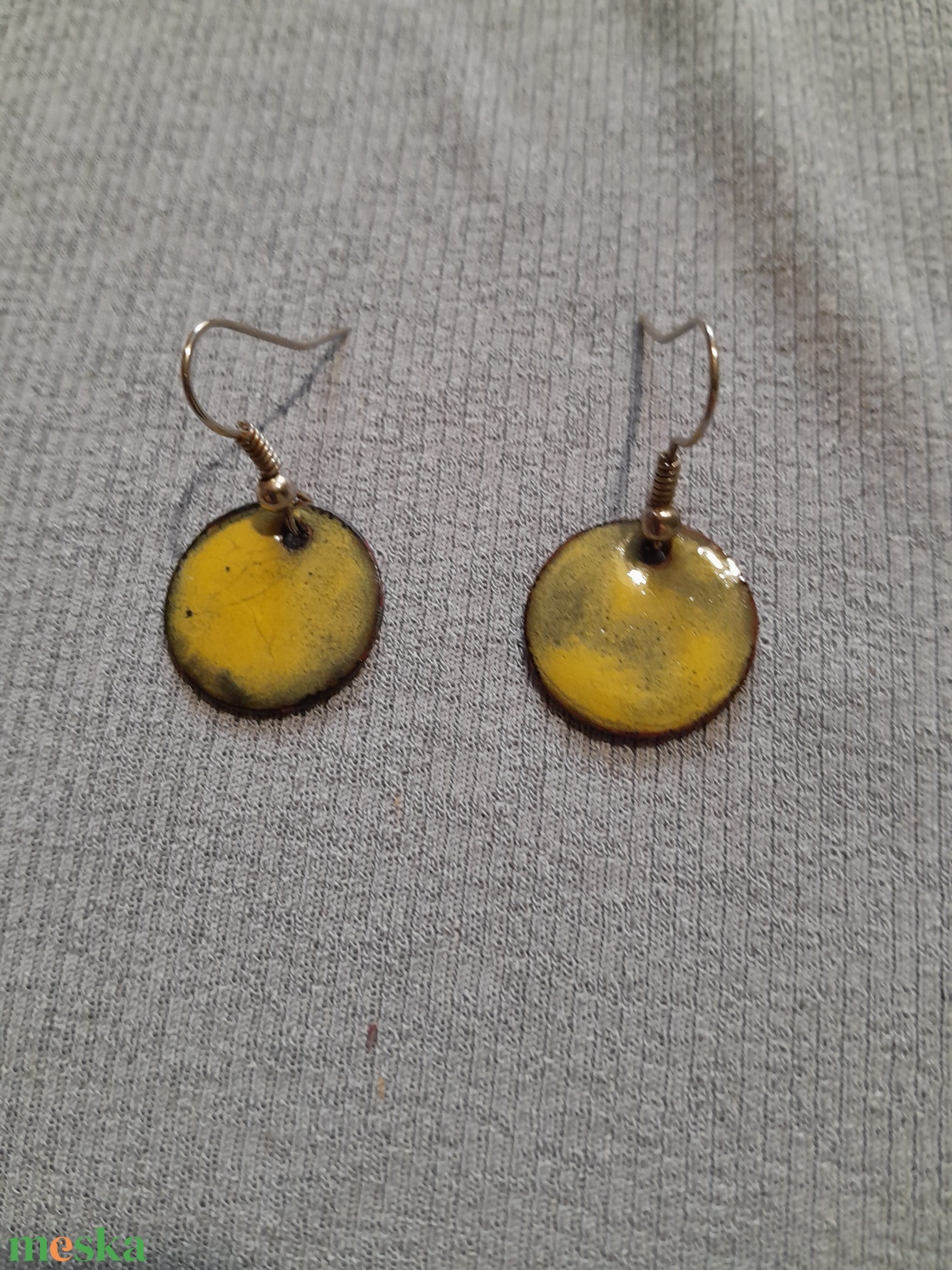 Pici kerek tűzzománc fülbevaló - ékszer - fülbevaló - lógó fülbevaló - Meska.hu