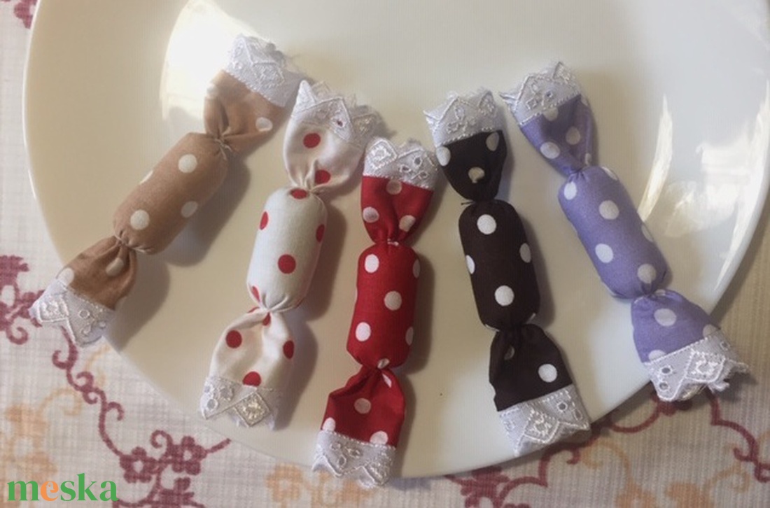 Színes pöttyös textil szaloncukrok, 10db - karácsony - karácsonyi lakásdekoráció - karácsonyfadíszek - Meska.hu Színes pöttyös textil szaloncukrok, 10db - karácsony - karácsonyi lakásdekoráció - karácsonyfadíszek - Meska.hu