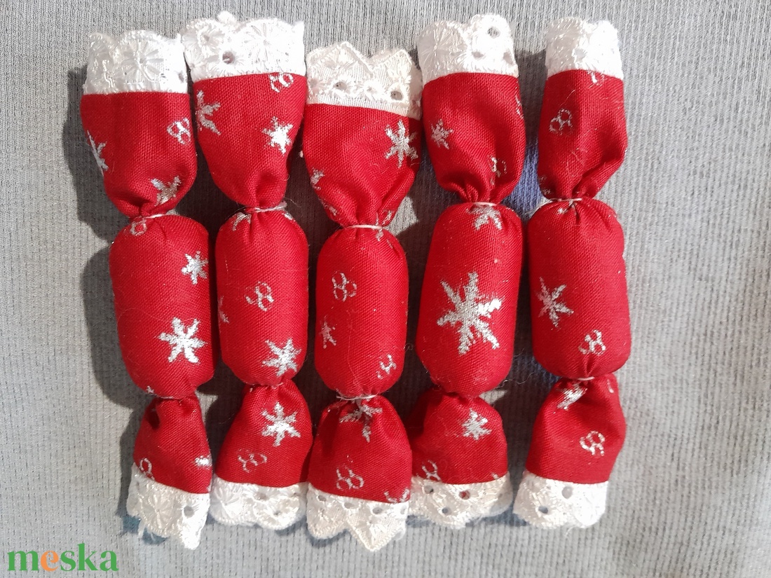 Piros alapon Ezüst Csillag mintás Textil szaloncukor - karácsony - karácsonyi lakásdekoráció - karácsonyfadíszek - Meska.hu Piros alapon Ezüst Csillag mintás Textil szaloncukor - karácsony - karácsonyi lakásdekoráció - karácsonyfadíszek - Meska.hu