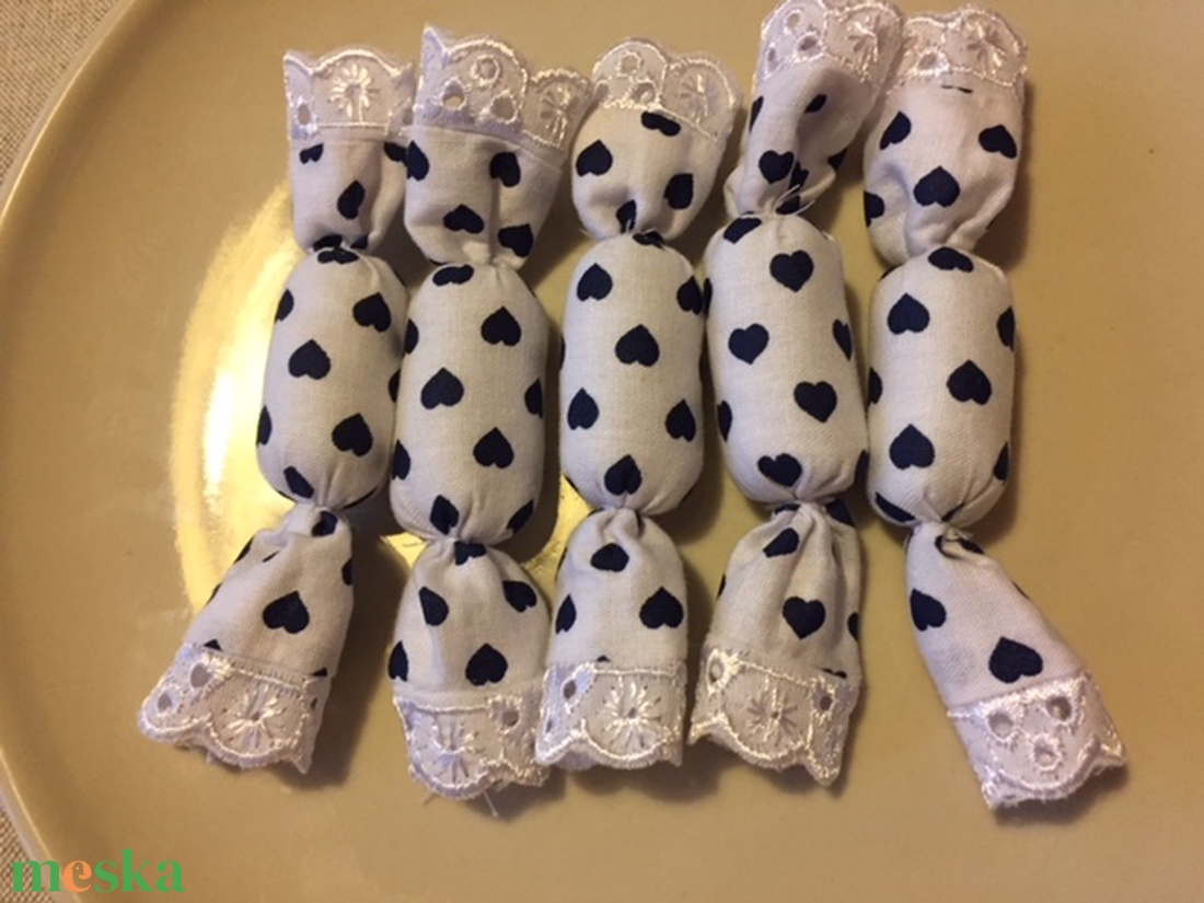 Textil szaloncukor, fehér - kék szivecskés - karácsony - karácsonyi lakásdekoráció - karácsonyfadíszek - Meska.hu