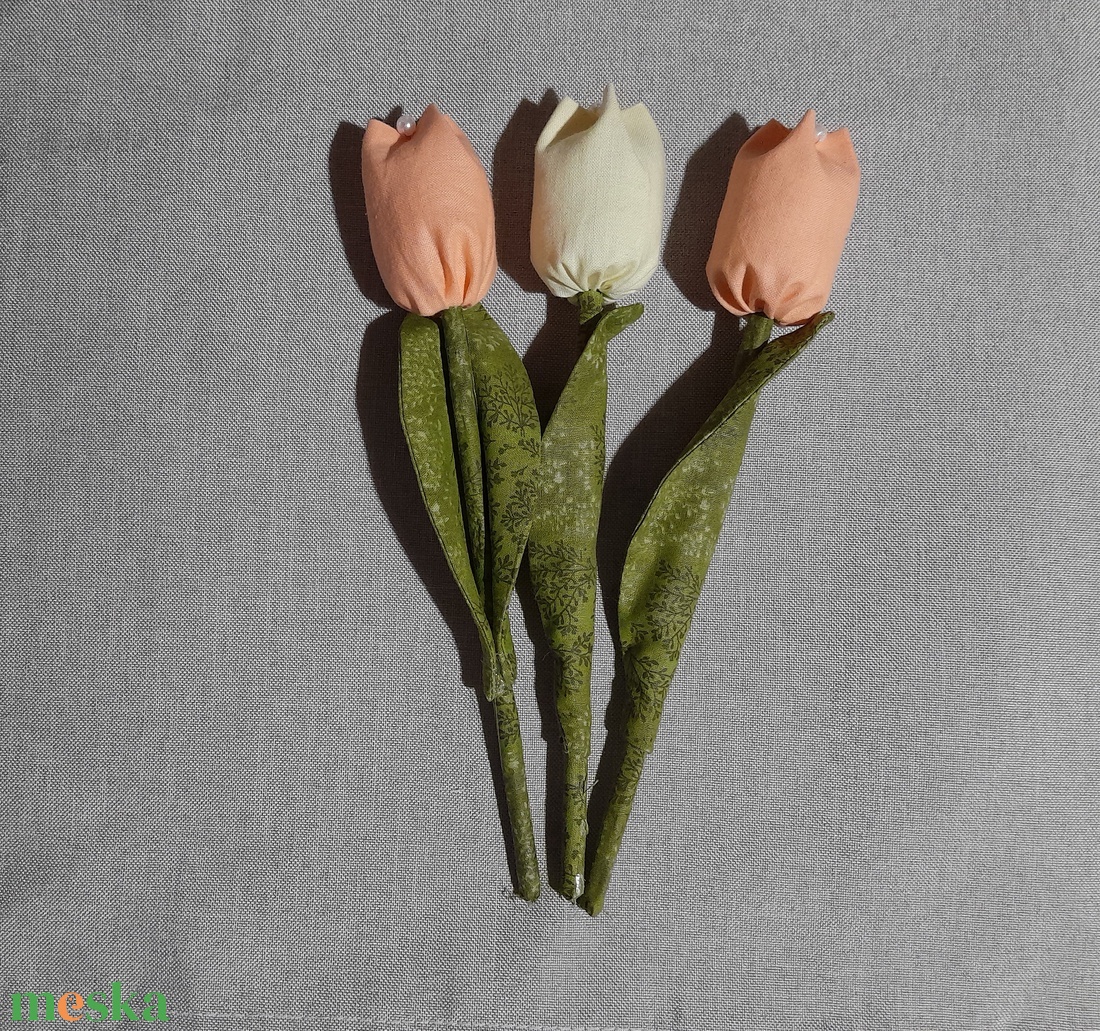 Textil tulipánok ( 3db. barack és krém) - otthon & életmód - dekoráció - virágdísz és tartó - csokor & virágdísz - Meska.hu
