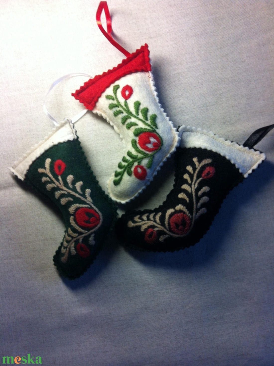 Filc csizma szűrhímzéssel( 3db) csempefej részére - karácsony - karácsonyi lakásdekoráció - karácsonyfadíszek - Meska.hu Filc csizma szűrhímzéssel( 3db) csempefej részére - karácsony - karácsonyi lakásdekoráció - karácsonyfadíszek - Meska.hu