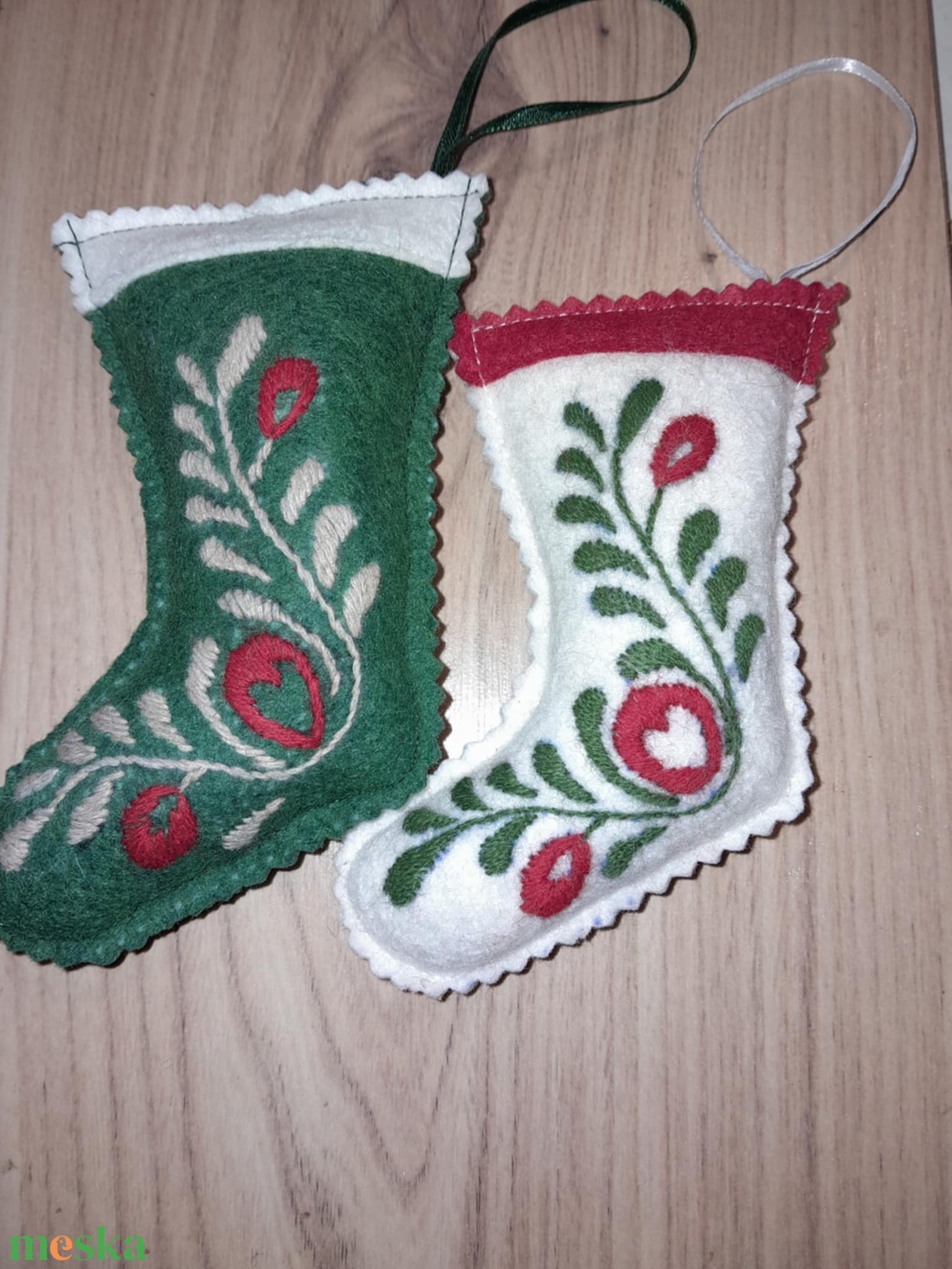 Hímzett csizmák ( kandallódíszek) - karácsony - karácsonyi lakásdekoráció - karácsonyi lakásdíszek - Meska.hu