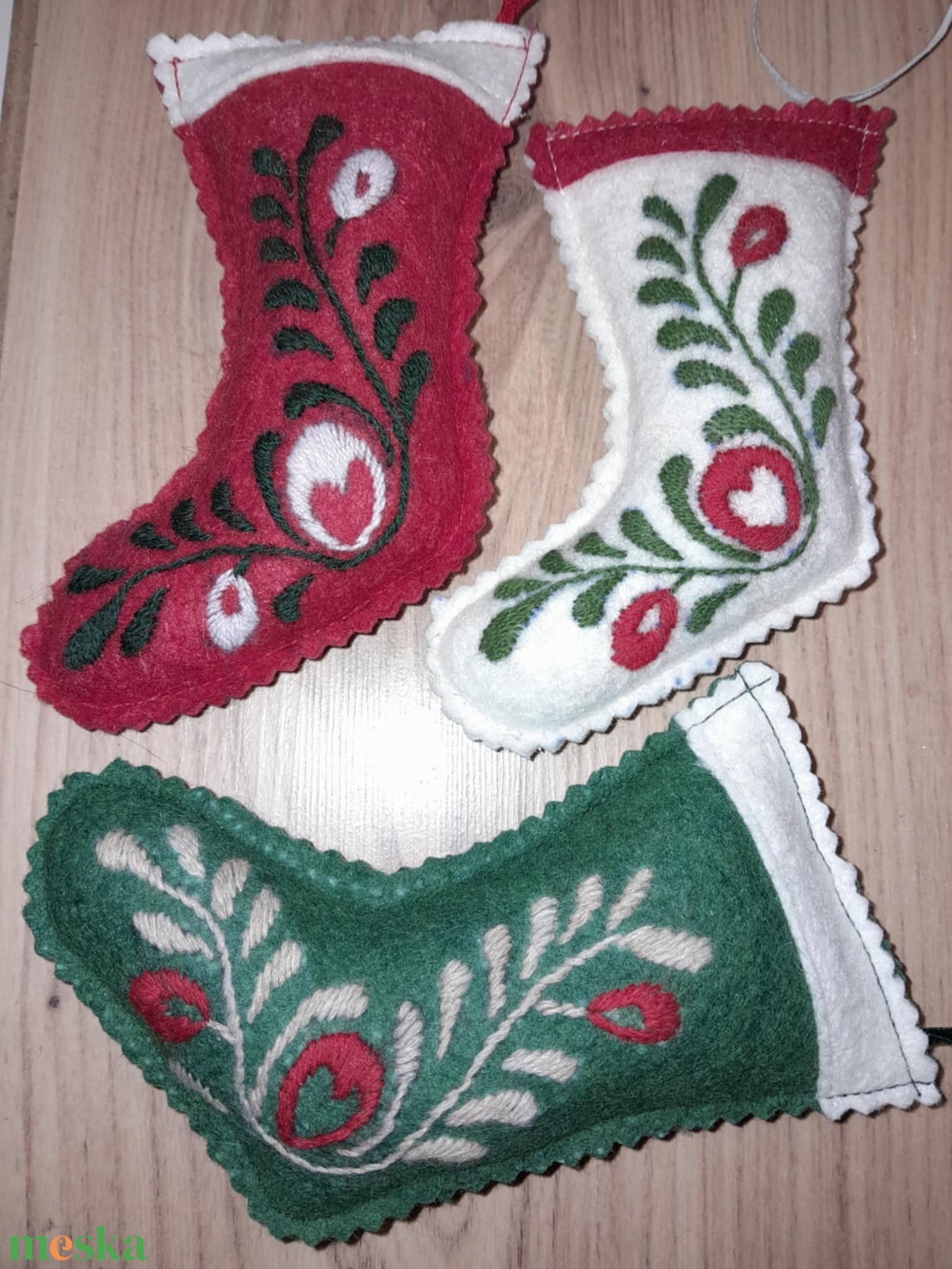 Hímzett csizmák ( kandallódíszek) 3db - karácsony - karácsonyi lakásdekoráció - karácsonyi lakásdíszek - Meska.hu