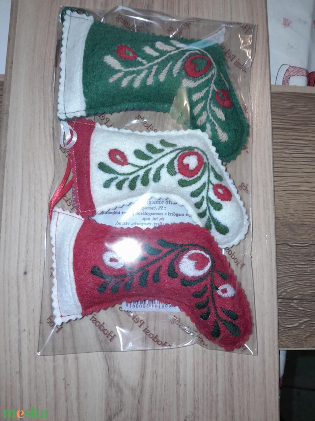 Hímzett csizmák ( kandallódíszek) 3db - karácsony - karácsonyi lakásdekoráció - karácsonyi lakásdíszek - Meska.hu